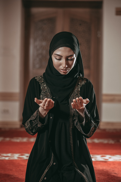 Jovem mulher muçulmana rezar na mesquita
 - Foto, Imagem