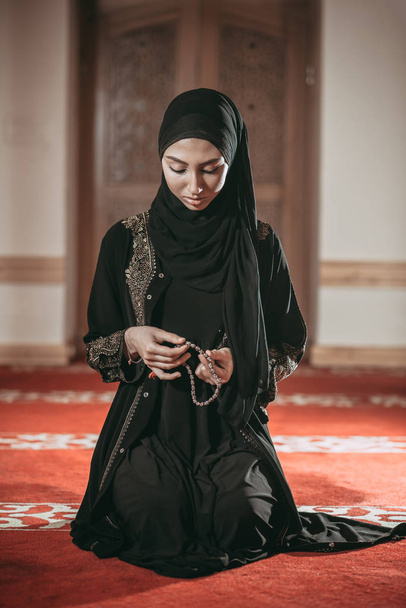 Mujer musulmana joven reza en la mezquita
 - Foto, imagen