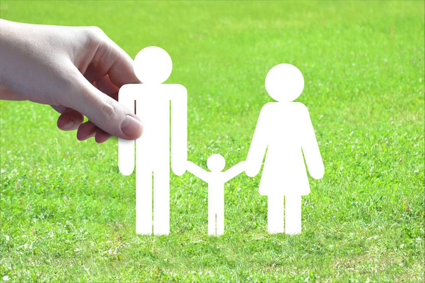 Οικογένεια με 1 παιδί έννοια, χέρι, χόρτο, σε φόντο - Φωτογραφία, εικόνα