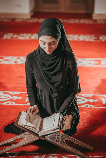 Μουσουλμανική γυναίκα που διαβάζει το Κοράνι στο τζαμί - Φωτογραφία, εικόνα