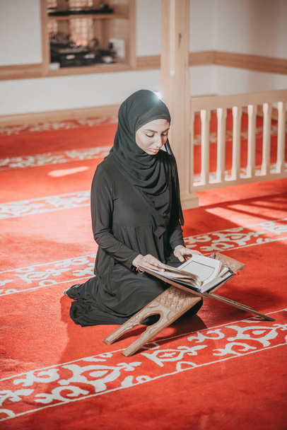 Читати Корану в мечеті мусульманкою - Фото, зображення