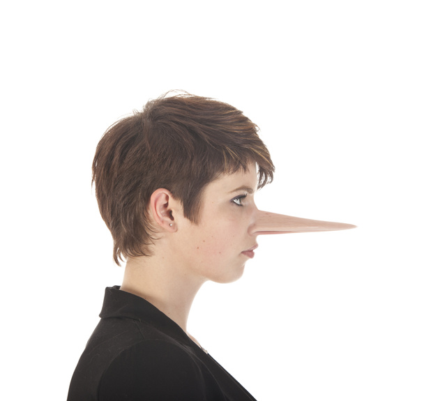 junge Frau lügt mit langer Nase isoliert auf weißem Hintergrund - Foto, Bild