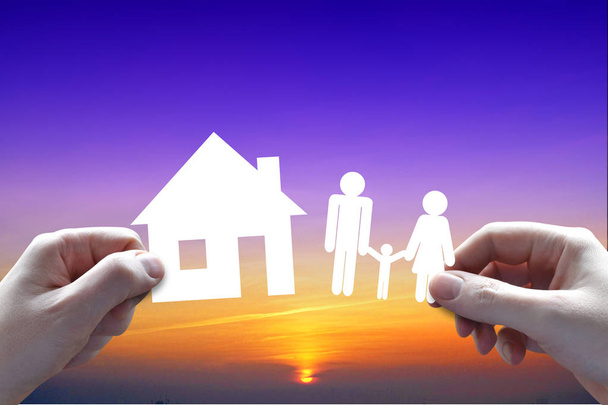 Haus- und Familienversicherungskonzept, Hände, Sonnenuntergangshimmel im Hintergrund - Foto, Bild