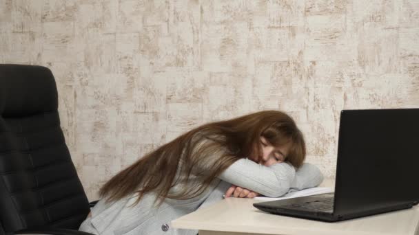 donna d'affari è stata indebolita a lavoro e si è addormentata a un computer. Un impiegato stanco dorme sui documenti alla sua scrivania
. - Filmati, video