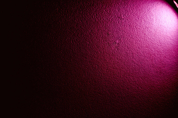 Fondo oscuro con brillo de linterna rosa
 - Foto, imagen