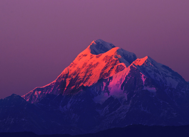 Pico de montaña iluminado
 - Foto, Imagen