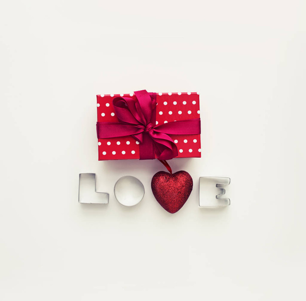 Valentines day arrangement with LOVE letters and festive present box - Foto, imagen