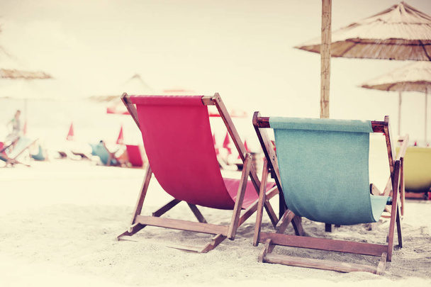Summer vacation background with beach chairs on resort coast - Foto, afbeelding
