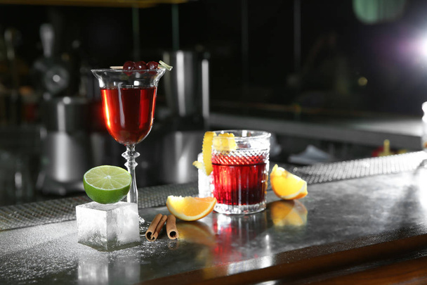 Fresh alcoholic cocktails in glasses on bar counter - Foto, Imagem