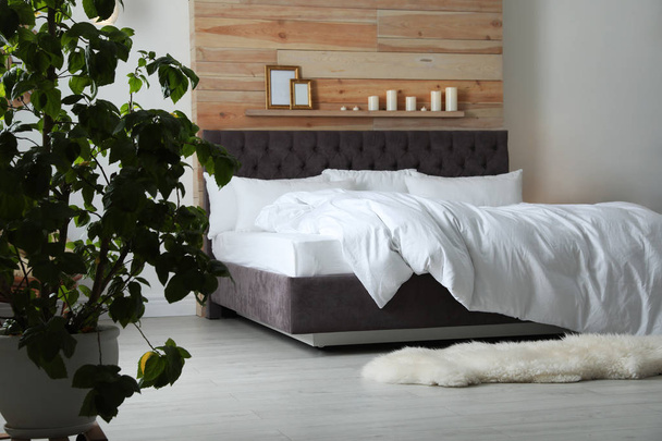 Large comfortable bed in stylish room. Modern interior design - Foto, Imagen