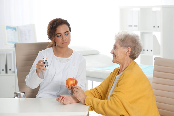 Senior woman visiting endocrinologist in clinic. Diabetes diet. - Foto, afbeelding