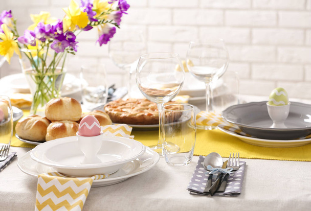 Festive Easter table setting with traditional meal at home - Foto, imagen