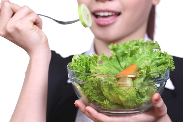 Bella donna d'affari asiatica mangiare insalata come uno spuntino dieta sana in ufficio
 - Foto, immagini