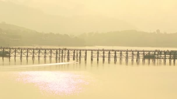 široký úhel dřevěného mostu v okrese Sangkhla Buri jeden z nejoblíbenějších destinací v Kančanaburi na západním území Thajska - Záběry, video