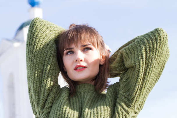 Hermosa joven en un suéter verde
 - Foto, Imagen