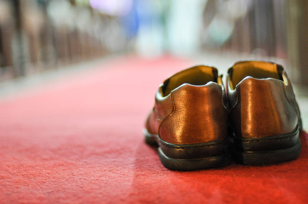 кожаная обувь у входа в церковь
 - Фото, изображение