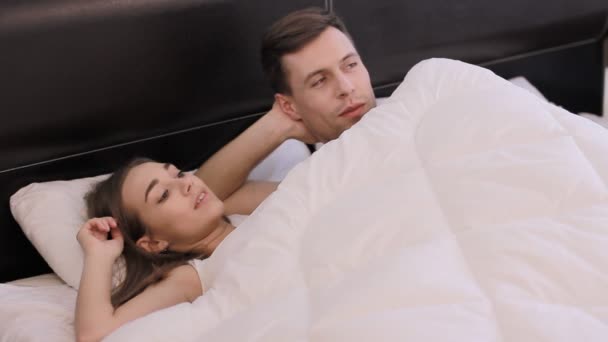 Guy et une fille regardent la télé dans un lit
 - Séquence, vidéo