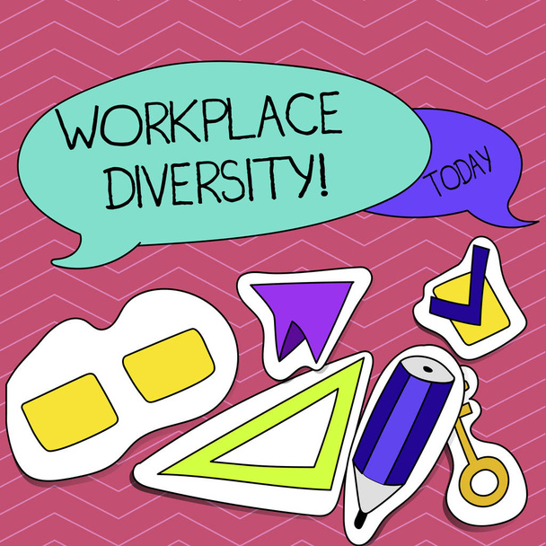 Nota de redação mostrando a diversidade do local de trabalho. Foto de negócios mostrando raça diferente sexo idade orientação sexual dos trabalhadores
. - Foto, Imagem