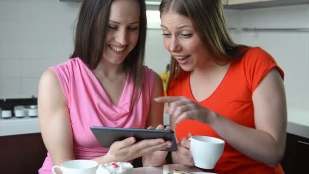 дві усміхнені дівчата з планшетним ПК
 - Кадри, відео