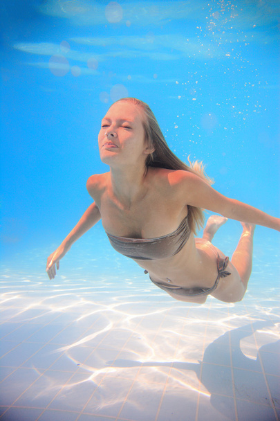 Woman swimming underwater - Φωτογραφία, εικόνα
