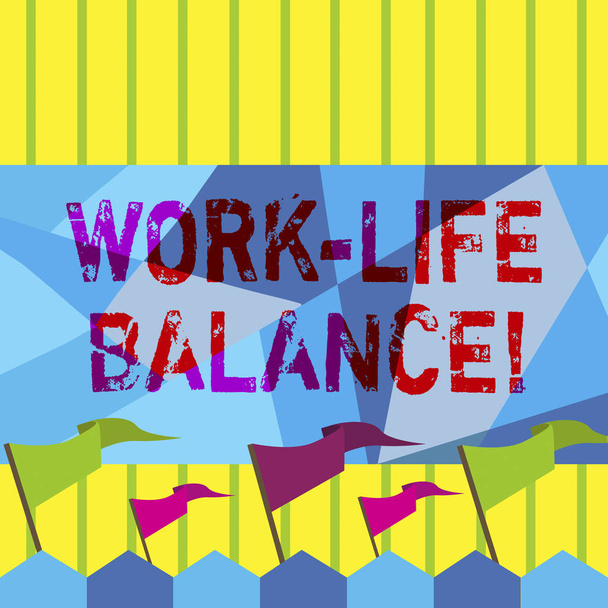Λέξη σύνταξη κειμένου ισορροπία εργασίας και ζωής. Επιχειρηματική ιδέα για διαίρεση του χρόνου μεταξύ της εργασίας ή της οικογένειας και της αναψυχής. - Φωτογραφία, εικόνα