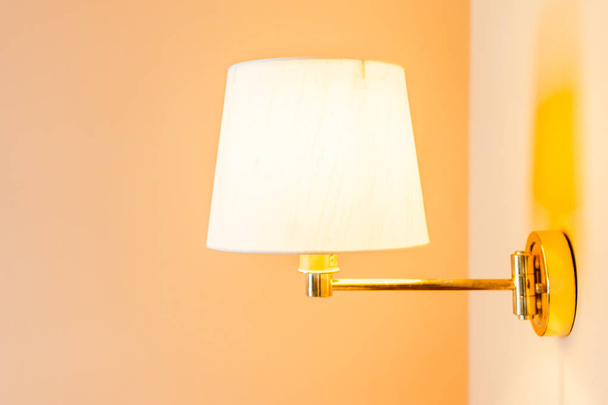 Красива лампа і лампа на оздобленні стін інтер'єру
 - Фото, зображення