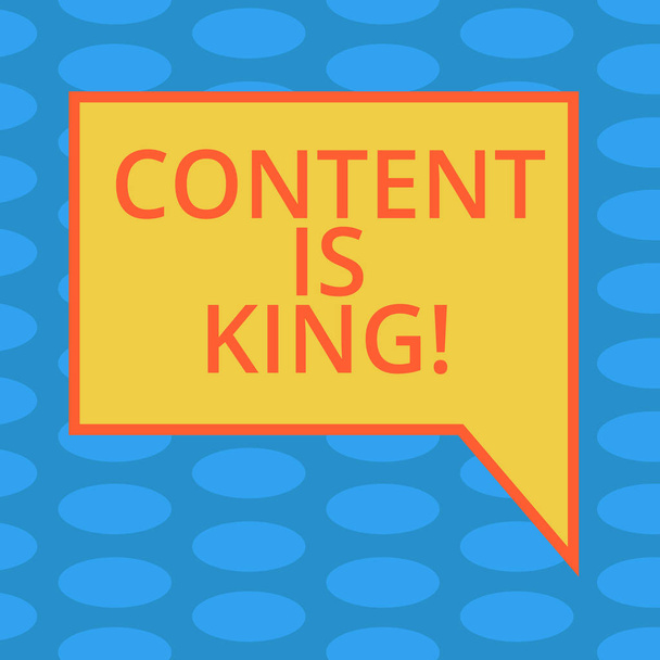 Word pisanie tekstu Content Is King. Koncepcja biznesowa dla artykułów lub posty zagwarantować sukces puste reklama prostokątne mowy Bańka kolor obramowania zdjęcie prawej ręki. - Zdjęcie, obraz