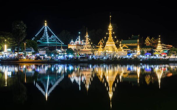 Éjszakai kilátás burmai stílusú templom Mae Hong Son, Thaiföld - Fotó, kép