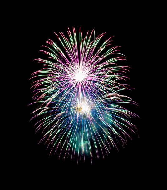 Helder kleurrijk vuurwerk aan de nachtelijke hemel - Foto, afbeelding