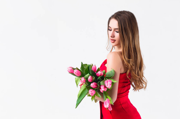 Портрет молодої привабливої жінки, що тримає рожеві тюльпани ізольовані на білому тлі
 - Фото, зображення