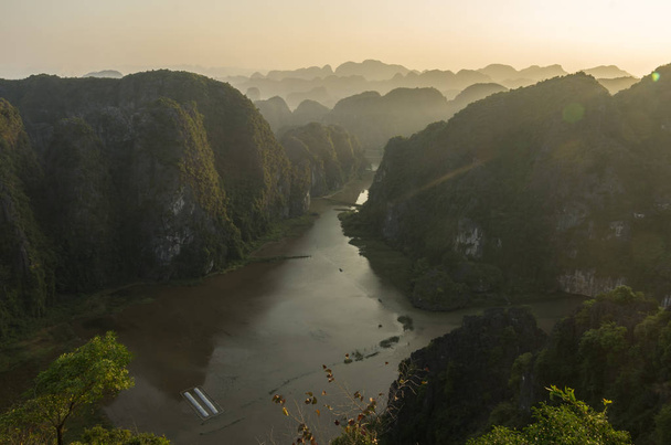Prachtig panorama uitzicht over kalksteen rotsen en bergtoppen van  - Foto, afbeelding