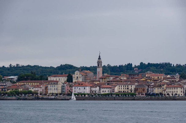 Ciudad de Arona en el lago Maggiore, Piamonte, Italia. Vista desde Rocca
 - Foto, imagen
