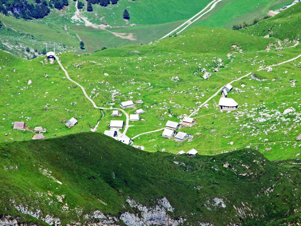 Architettura rurale tradizionale e allevamenti sulle pendici della catena montuosa Alpstein e nella valle del fiume Thur - Cantone di San Gallo, Svizzera
 - Foto, immagini