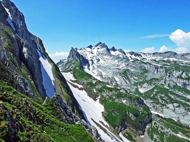 Красиві альпійські пік Сантіс в Alpstein гірського хребта - кантону Аппенцелль Innerrhoden, Швейцарія - Фото, зображення