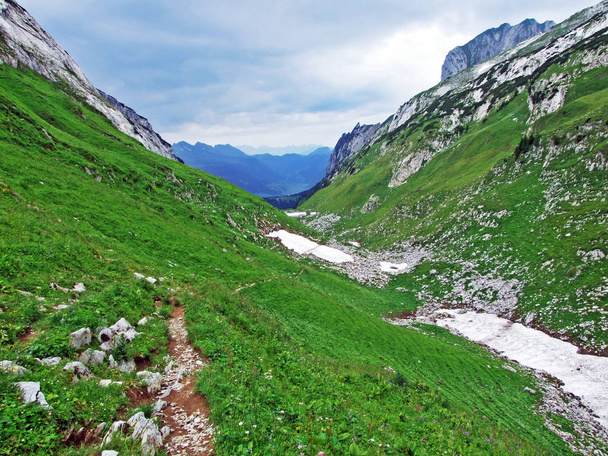 Pastos alpinos y prados en las laderas de la cordillera Alpstein y en el valle del río Thur - Cantones de St. Gallen y Appenzell Innerrhoden, Suiza
 - Foto, Imagen