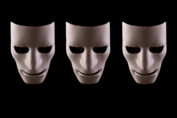 Trois visages de robot vierges sur fond noir
 - Photo, image