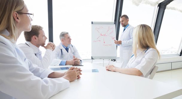 Equipo de médicos discuten salud mental
 - Foto, Imagen