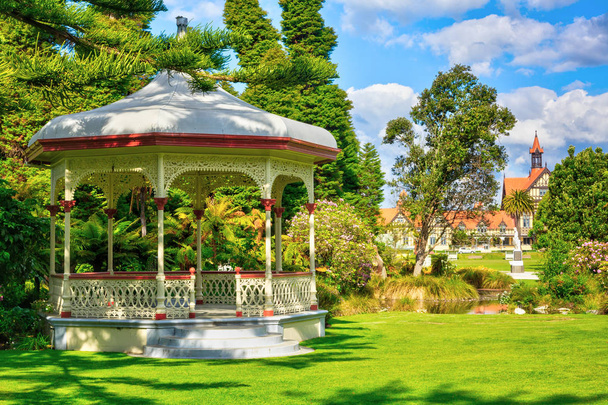 Regierungsgärten, Rotorua, Neuseeland. eine alte Bandrotunde mit dem Rotorua-Museum im Hintergrund  - Foto, Bild