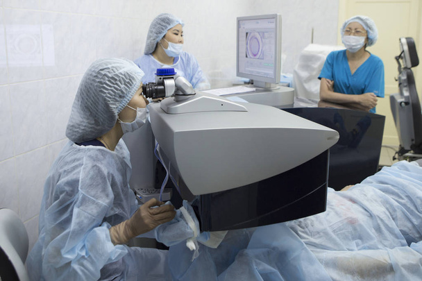 Chirurgie laser pour correction de la vue
 - Photo, image