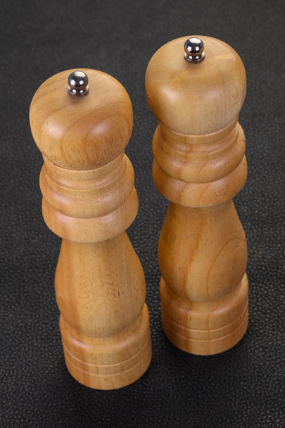 Деревянный перец и соль мельница
 - Фото, изображение