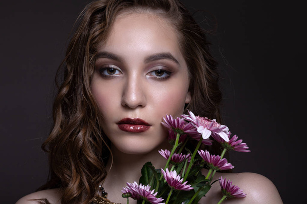 Portret van een mooie tiener meisje met creatieve make-up.  - Foto, afbeelding