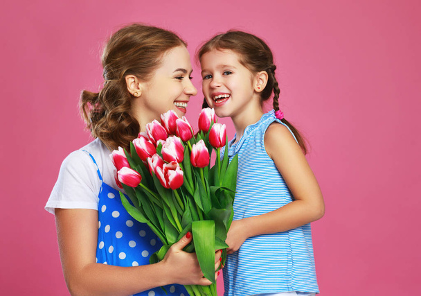 glücklicher Muttertag! Tochter schenkt Mutter einen Blumenstrauß - Foto, Bild