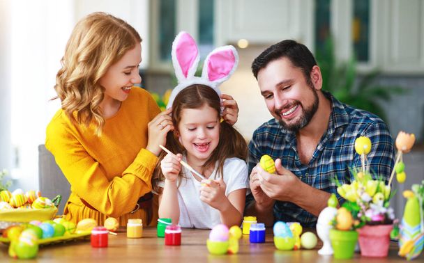 Happy easter! family mother, father and child daughter paint egg - Photo, image