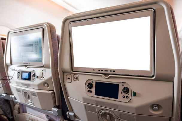 Ecran d'affichage blanc avec joystick sur le siège arrière dans l'avion
 - Photo, image