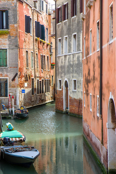 Buildings in narrow canal in Venice, Italy - Zdjęcie, obraz