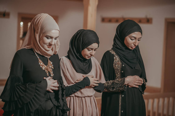 Trzy dziewczyny muzułmańskich wspólnej modlitwy w meczecie - Zdjęcie, obraz