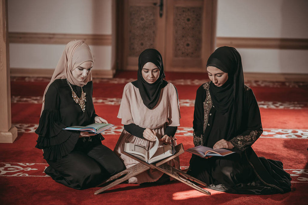Три мусульманські дівчата моляться разом у мечеті
 - Фото, зображення