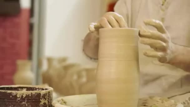 Potter çalışır. Çanak çömlek oluşturma işlemi - Video, Çekim