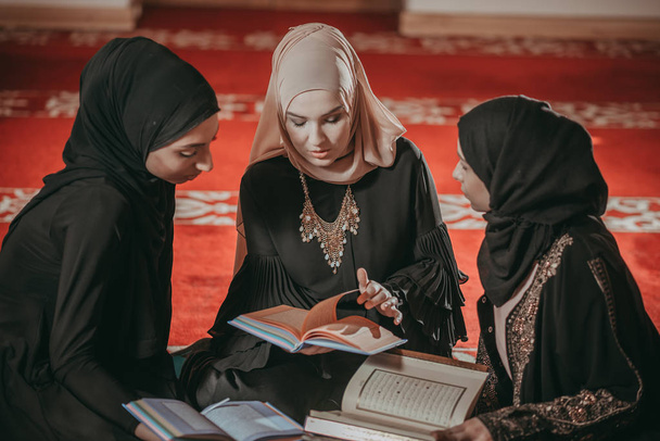 Trzy dziewczyny muzułmańskich czytanie Koranu w meczecie - Zdjęcie, obraz