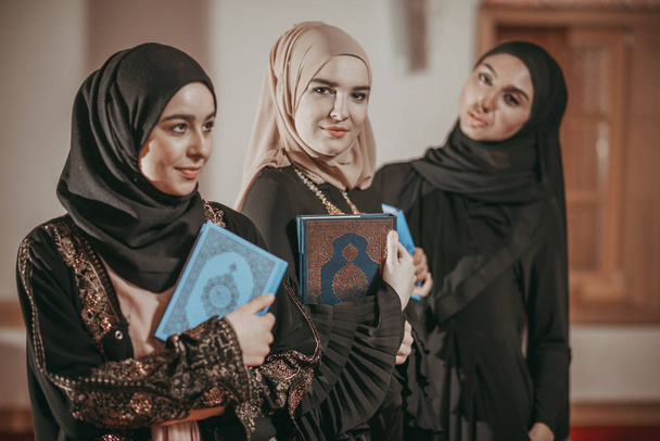 Três meninas muçulmanas lendo Alcorão na mesquita
 - Foto, Imagem